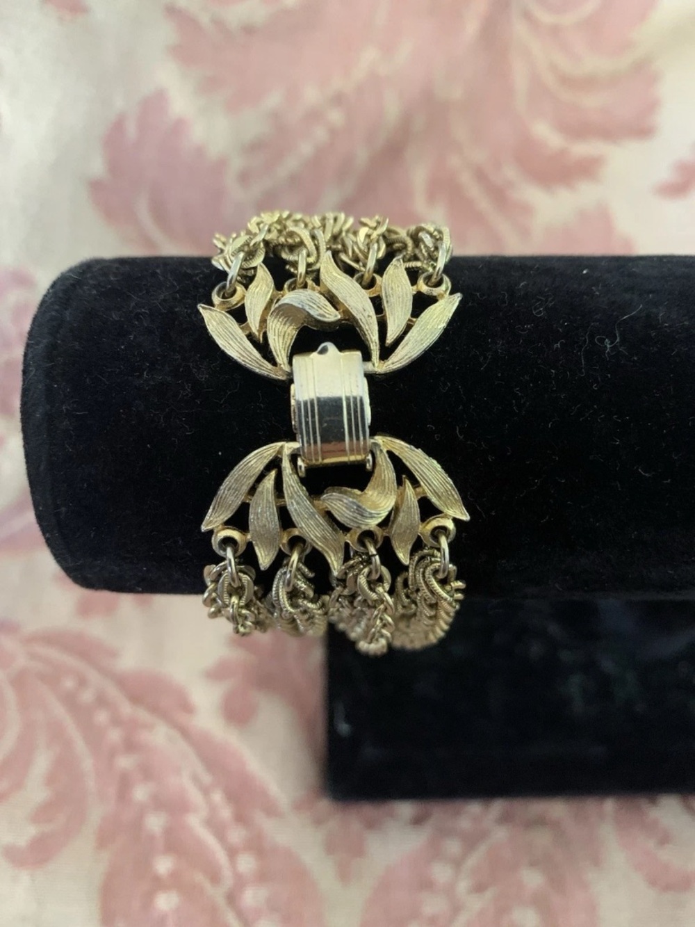 Vintage Lisner Gold-Tone Leaf Link Bracelet - Elegant Womens Jewelry
